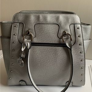 Mid 2000s London Fog standout silver shoulder bag